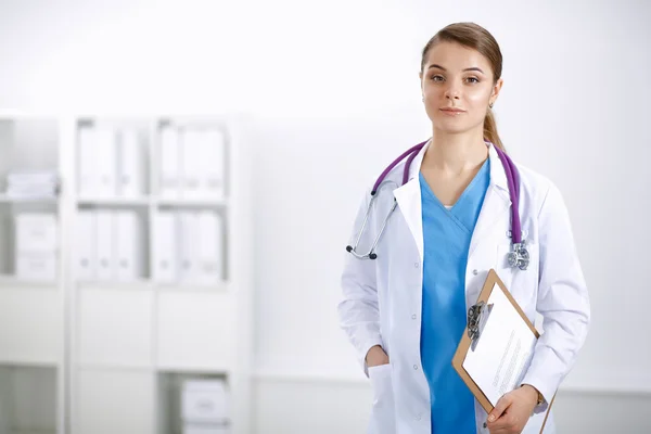 Ärztin steht mit Ordner im Krankenhaus — Stockfoto