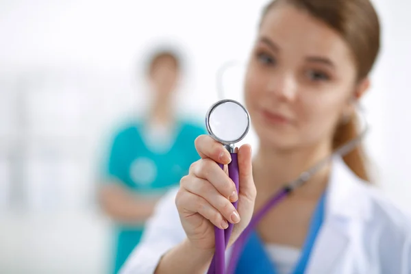 Femme médecin avec un stéthoscope écoute — Photo