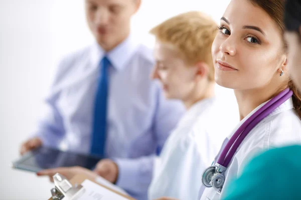 Équipe médicale assise à la table de l'hôpital moderne — Photo