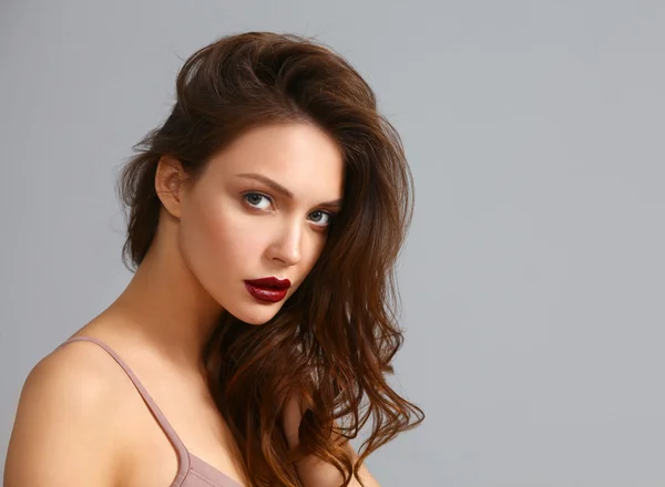 Retrato de mujer hermosa, aislado sobre fondo gris — Foto de Stock