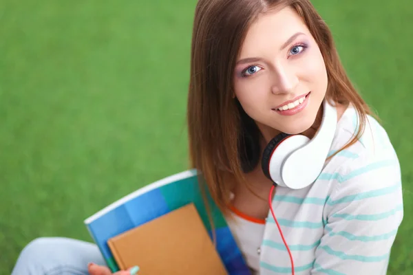 Vrouw die naar de muziek luistert — Stockfoto