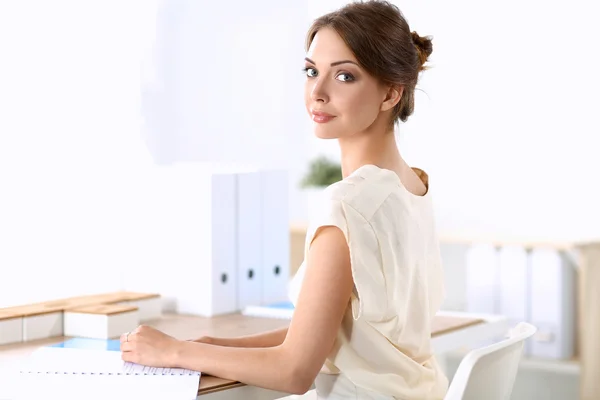 Retrato de una mujer de negocios sentada en el escritorio con portátil — Foto de Stock