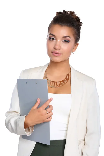 Привлекательная молодая деловая женщина, стоящая с папкой в офисе — стоковое фото