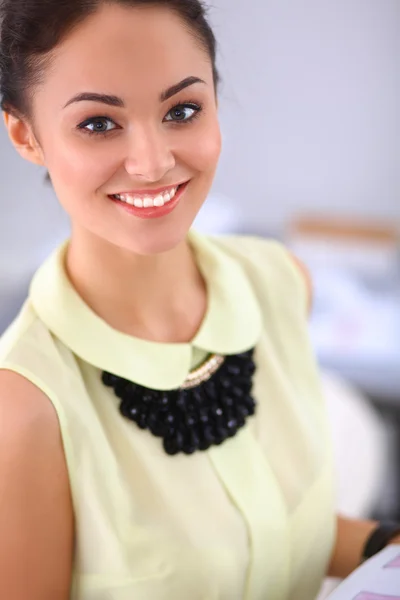 Moderno diseñador de moda joven que trabaja en el estudio. — Foto de Stock