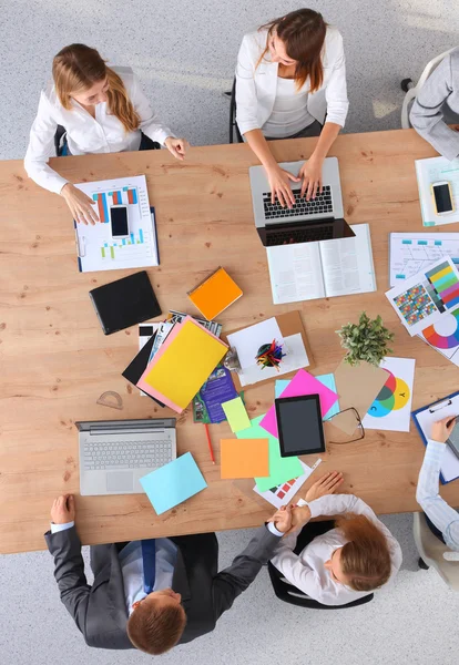 Geschäftsleute sitzen und diskutieren bei Geschäftstreffen, im Büro — Stockfoto