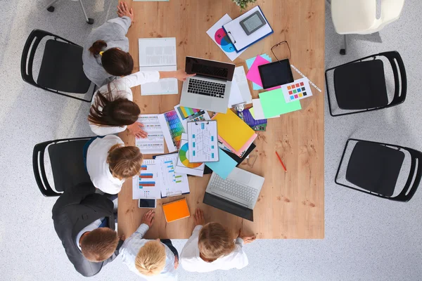 Uomini d'affari che siedono e discutono alla riunione di lavoro, in ufficio — Foto Stock