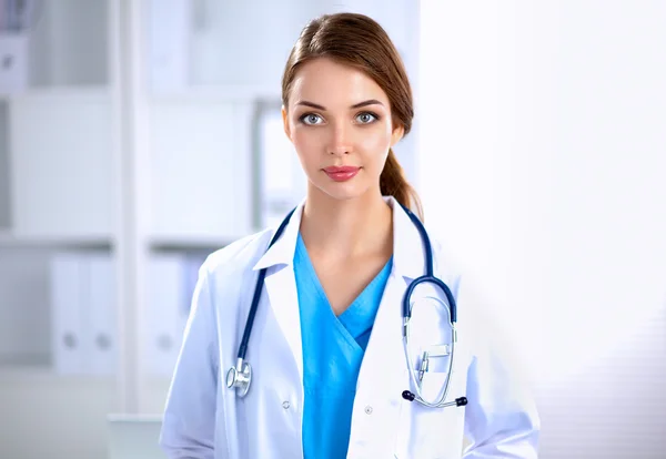 Портрет молодої жінки-лікаря з білим пальто, що стоїть в лікарні — стокове фото