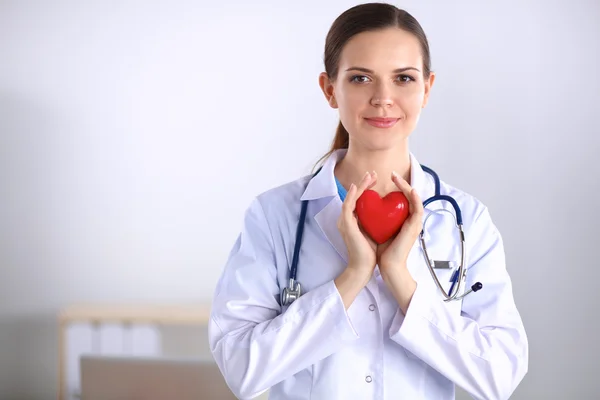 Médica com estetoscópio segurando coração — Fotografia de Stock