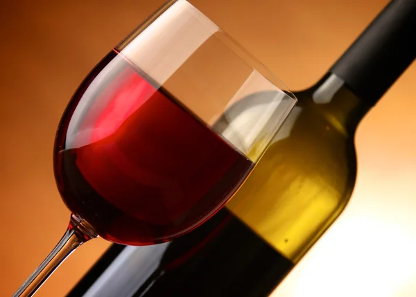 Zarif şarap kadehi ve koyu arka planda bir şarap şişesi — Stok fotoğraf