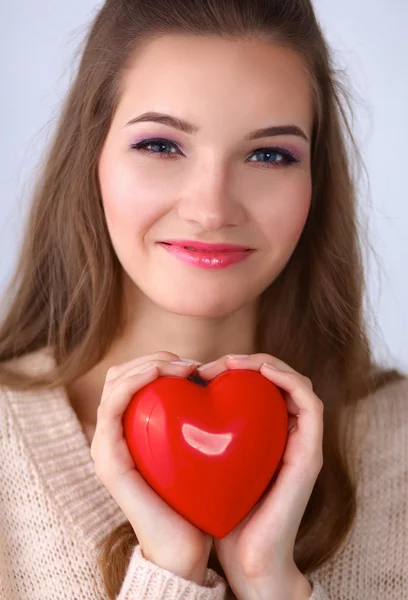 Portret van mooie gelukkig vrouw houdt van een hart symbool. — Stockfoto