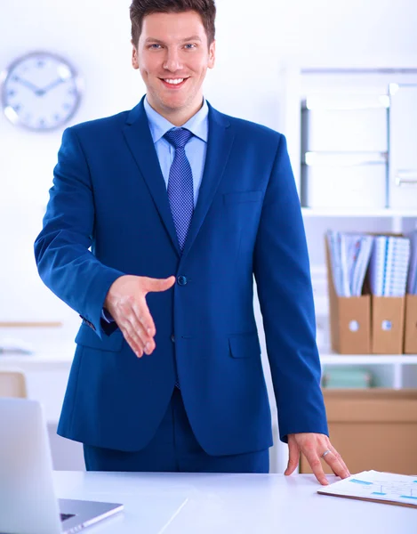 Concepto de negocio y oficina - hombre de negocios guapo con la mano abierta lista para el apretón de manos — Foto de Stock