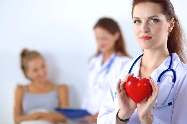 Médica com estetoscópio segurando coração — Fotografia de Stock