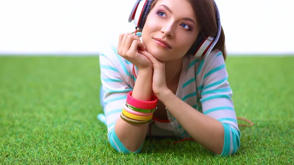 Femme écoutant la musique — Photo