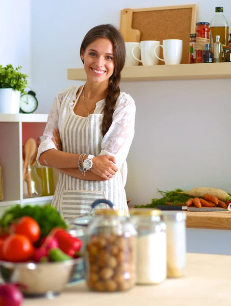 Jeune femme debout près du bureau dans la cuisine — Photo