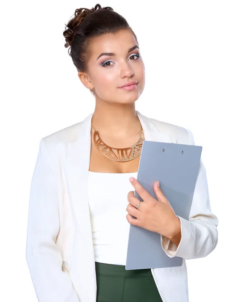 Привлекательная молодая деловая женщина, стоящая с папкой в офисе — стоковое фото