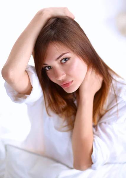 Portret van mooie vrouw op bed op de slaapkamer — Stockfoto