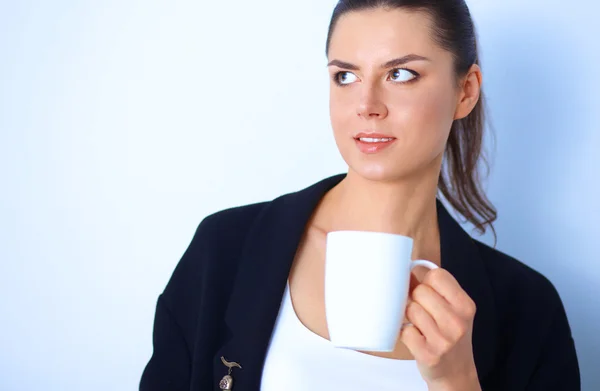 Retrato de mujer joven con taza de té o café — Foto de Stock