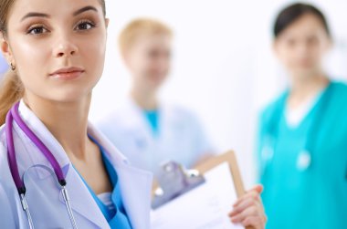 Tıp grubunun önünde çekici bir kadın doktor.