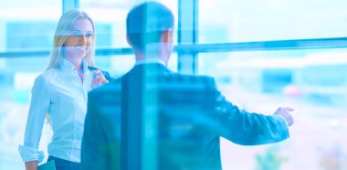 Başarılı iş takım ayakta Office gülümseyen