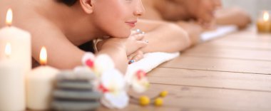 rahatlatıcı ve spa merkezinde zevk iki genç güzel kadın