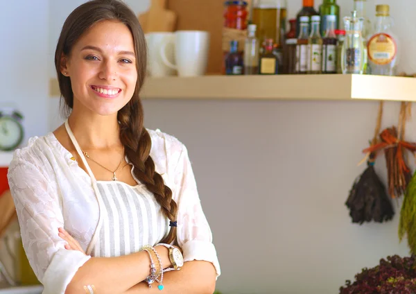 Junge Frau steht neben Schreibtisch in der Küche — Stockfoto