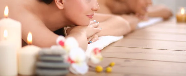 Dos mujeres hermosas jóvenes relajándose y disfrutando en el centro de spa — Foto de Stock