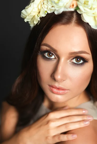 Portrait of a beautiful woman with flowers in her hair. Fashion — Stock Photo, Image