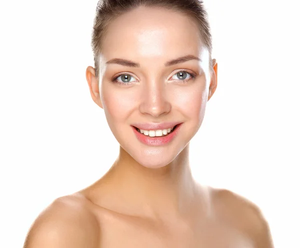 Retrato de cerca de la hermosa cara de mujer joven. Aislado sobre fondo blanco. —  Fotos de Stock