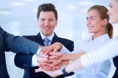 İş adamları kendi elleriyle birlikte bir daire içinde