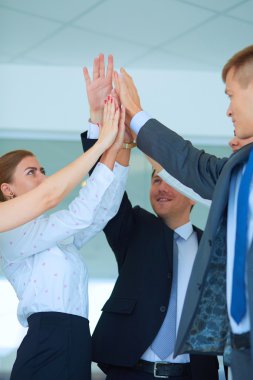 İş adamları kendi elleriyle birlikte bir daire içinde