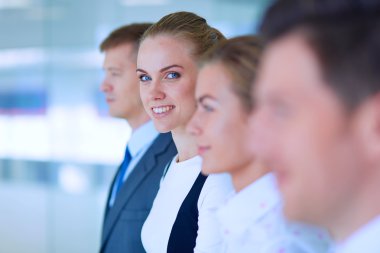 Başarılı iş takım ayakta Office gülümseyen