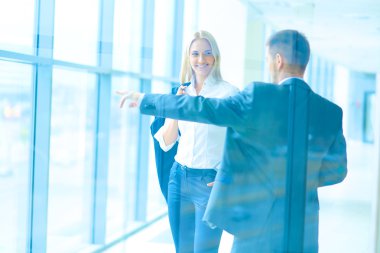 Başarılı iş takım ayakta Office gülümseyen