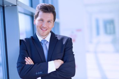 Ofisteki pencerenin yanında duran işadamının portresi