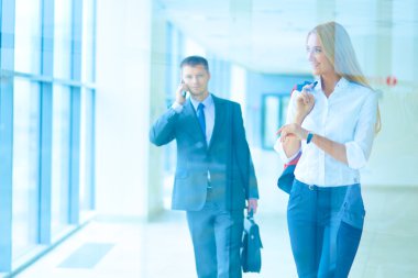 Başarılı iş takım ayakta Office gülümseyen