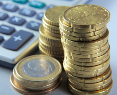 Bozuk paralar ve hesap makinesi masanın üstünde.