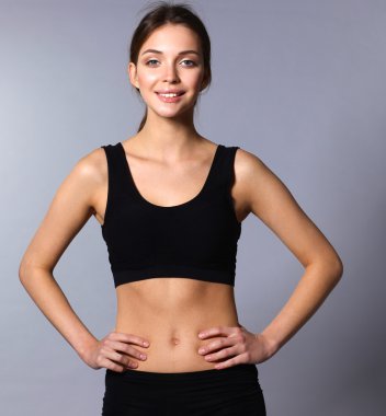 Güzel spor kadınla portresi kalçalarına eller