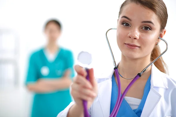 Femme médecin avec un stéthoscope écoute — Photo