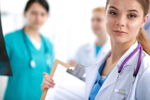 Приваблива жінка-лікар перед медичною групою — стокове фото