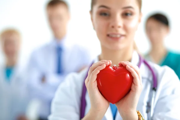 Ženský lékař se stetoskopem držící srdce — Stock fotografie