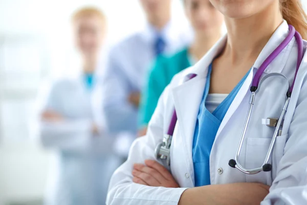 Médica atraente na frente do grupo médico — Fotografia de Stock