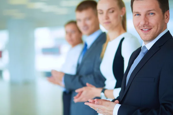 Gente de negocios sonrientes aplaudiendo una buena presentación en la oficina — Foto de Stock