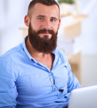 Genç işadamı koltukta oturuyor.