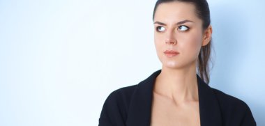 ayakta, gri arka plan üzerinde izole genç kadın