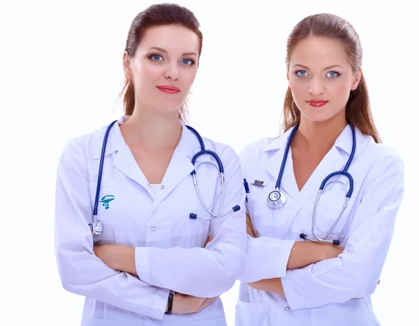 Duas mulheres enfermeira assistindo imagem de raios X, de pé no hospital — Fotografia de Stock