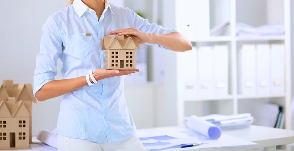 Retrato de una arquitecta con planos en el escritorio en la oficina — Foto de Stock