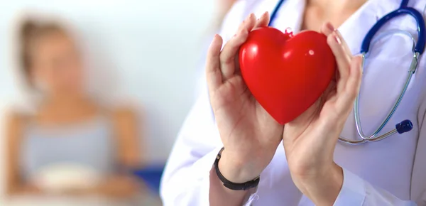 Doctora con estetoscopio que sostiene el corazón — Foto de Stock