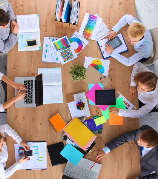 Uomini d'affari che siedono e discutono alla riunione di lavoro, in ufficio — Foto Stock