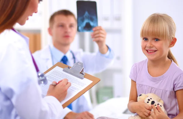 Female doctor examining child with stethoscope at surgery — Stock Photo, Image