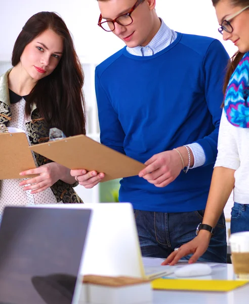 Junge Geschäftsleute arbeiten im Büro an neuem Projekt — Stockfoto