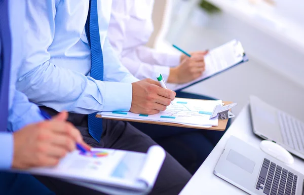 Empresários sentados e escrevendo em reunião de negócios, no escritório — Fotografia de Stock